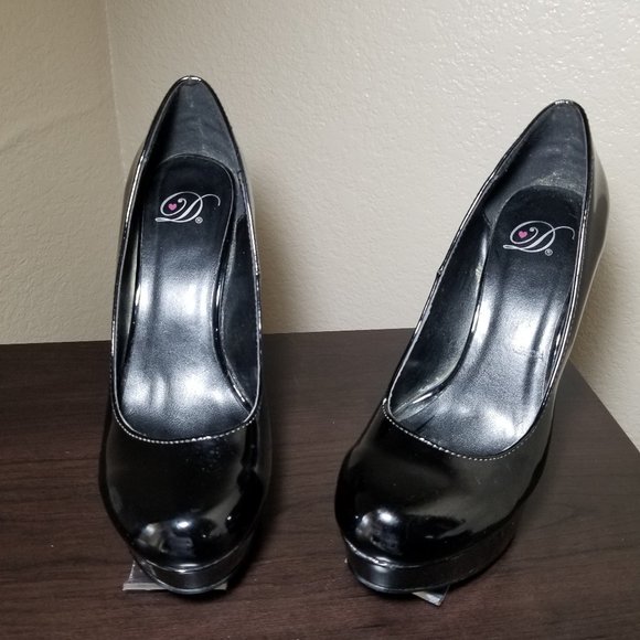 D's 7M-Women High Heel Stilettos Patent Leather Heels  needs a new home - Picture 1 of 7